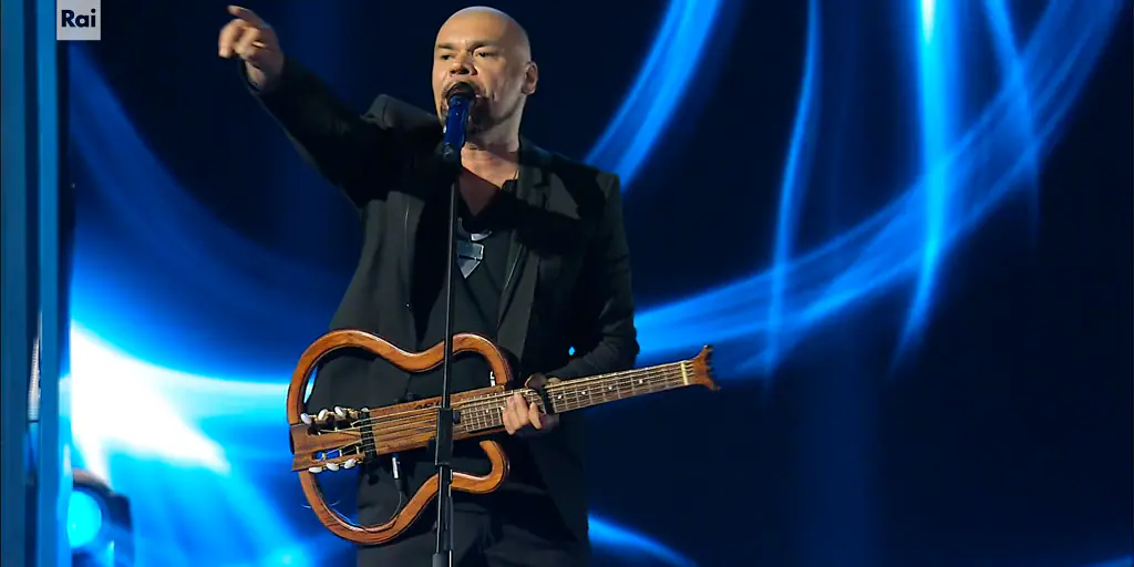 https://www.raiplay.it/video/2024/05/Gatto-Panceri-canta-Un-qualunque-posto-fuori-o-dentro-di-te---I-migliori-anni---04052024-edc32f2c-6403-4cfe-8c5a-528c7d9781fe.html